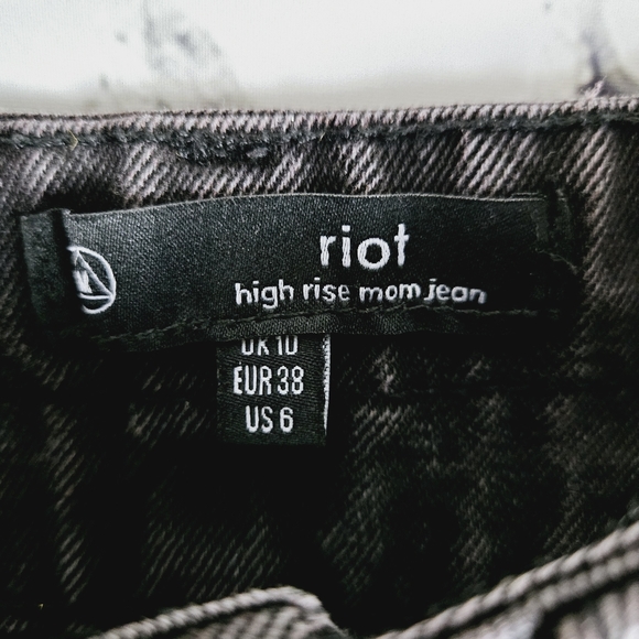 MISSGUIDED | Riot high rise tapered leg double grommet belted mom jeans - Picture 6 of 8